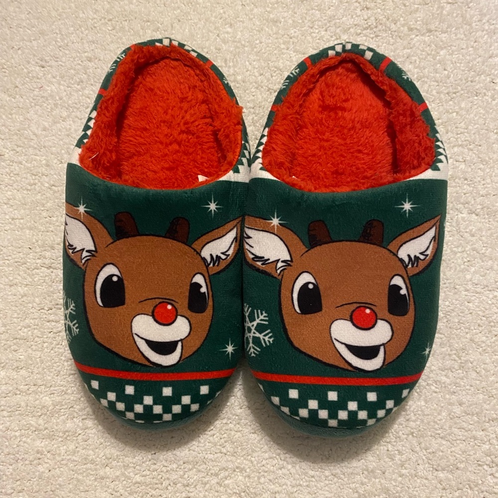 🍋 10/$20 Plush Holiday Slippers with Green and Rust Orange Print